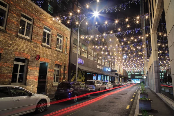 新西兰奥克兰的夜生活 市中心泰勒街的酒吧和餐馆 装饰照明和汽车照明小径照明 2019 — 图库照片