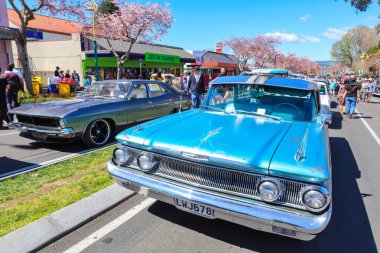 Açık hava klasik araba fuarındaki araçlar. 1960 model bir Mercury Commuter (Blue), Avustralya 1973 model Ford Fairmont 'un (Purple) yanında. Tauranga, Yeni Zelanda, 21 Eylül 2019 