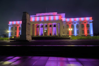 Auckland Savaş Anıtı Müzesi, Auckland, Yeni Zelanda, geceleri kırmızı, mavi ve mor ışıklarla aydınlanıyor. Fotoğraf 14 Eylül 2019