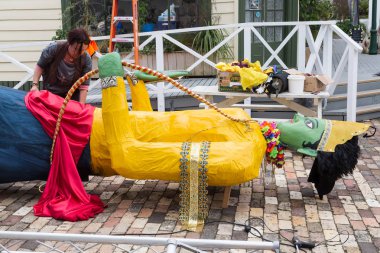 Hindu tanrısı Rama 'nın büyük bir heykeli, her yıl düzenlenen Diwali (Hindu ışık festivali) kutlamaları için dikilmeden önce son süslemeleri uygulayan bir kadın. Tauranga, Yeni Zelanda, 25 Ekim 2019 