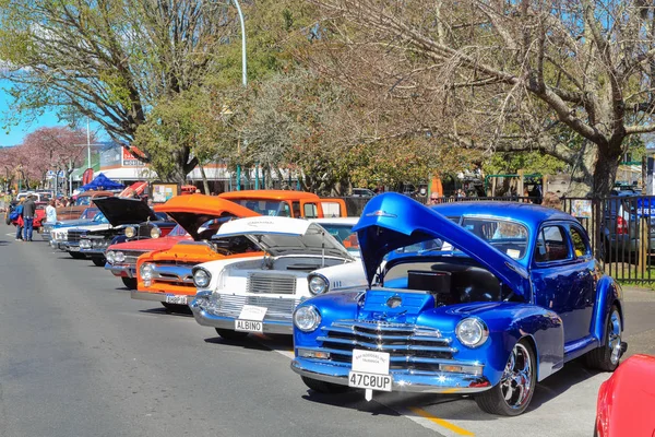 Klassiska Amerikanska Bilar Utomhusbilmässa Den Blå Bilen Förgrunden Chevrolet Fleetmaster — Stockfoto