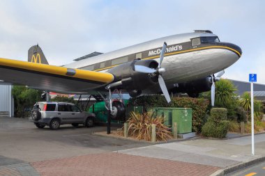 McDonald 's uçağı, Taupo, Yeni Zelanda' daki McDonald 's restoranının dışında eski bir DC-3. Müşteriler uçak gövdesinin içinde yiyebilir. 23 Mayıs 2020
