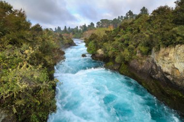 Huka Şelalesi, Yeni Zelanda. Kudretli Waikato Nehri, Taupo Gölü yakınlarındaki dar bir vadide kükrer.