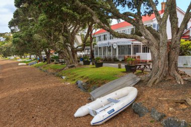 Yeni Zelanda, Adalar Körfezi manzaralı Russell tatil kasabasında rıhtım. Ağaçların arkasında Marlborough Oteli 'nin tarihi dükü var. 1 Aralık 2012