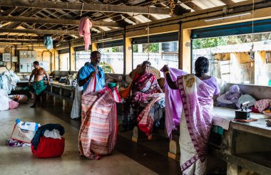 Kochi, Hindistan - 2019. Yerli halk giysileri ortak Çamaşırhane Merkezi'nde Ütü.