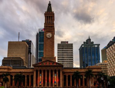 Brisbane, Avustralya - 2019. Kral George Square Avustralya'dan Brisbane Belediye Binası.