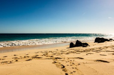 Cennet seyahat hedef plaj Hamilton, Bermuda. Plaj altın kum ve güzel bir gün batımı ile dirsek.