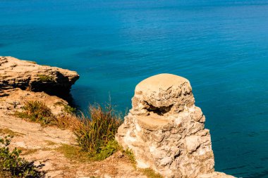 Cennet seyahat hedef Hamilton, Bermuda. Elbow Beach yakın kaya oluşumu.