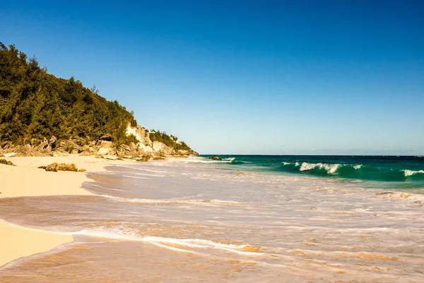 Cennet seyahat hedef plaj Hamilton, Bermuda. Plaj altın kum ve güzel bir gün batımı ile dirsek.