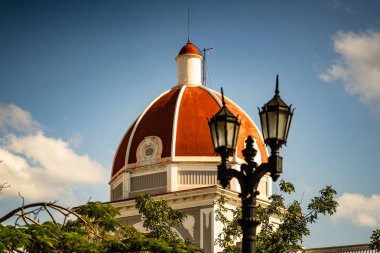Cienfuegos Jose Marti central Park avuç içi, Köşk ve tarihi binalar, Küba'nın Cienfuegos eyaletindeki seyahat fotoğraf.