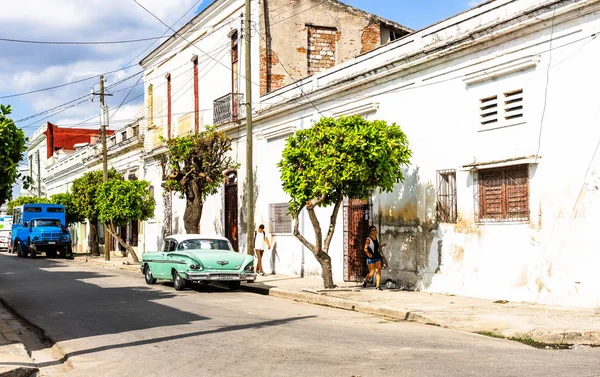 Cienfuegos 2019年 狭窄的街道 旧的经典美国汽车停放和当地人在人行道上通过 — 图库照片