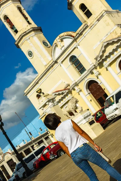 Menina Local Olhando Para Cienfuegos Jose Marti Catedral Parque Central — Fotografia de Stock