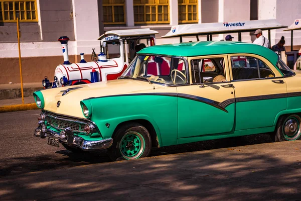 Ancienne Voiture Classique Américaine Dans Parc Central Cienfuegos Jose Marti — Photo