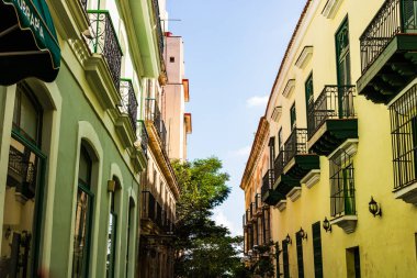 Renkli binalar ve Havana, Küba'da şehir merkezinde tarihi sömürge mimarisi.