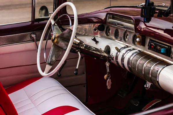 ハバナ キューバ 2019 オールド ハバナでタクシーとして使用される古典的なアメリカ車 — ストック写真