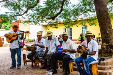 Trinidad, Küba - 2019.Traditional Kübalı müzisyenler Trinidad, Küba'da turistler için şarkıları çalma.