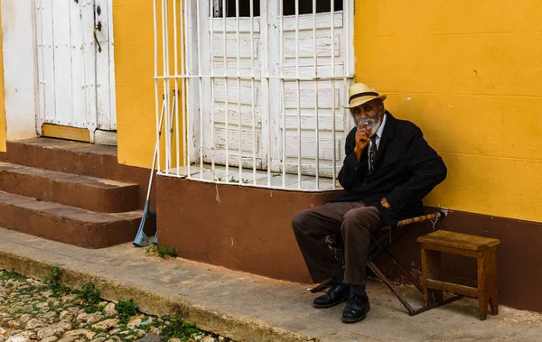 Trinidad Cuba 2019Retrato Callejero Viejo Cubano Que Está Sentado Relajación —  Fotos de Stock