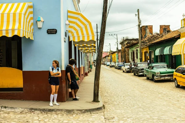 Trinidad Cuba 2019Chica Cubana Con Uniforme Escolar Esquina Esperando Autobús — Foto de Stock