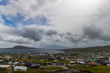 Yaz aylarında Faroe Adaları inanılmaz dağ manzarası.