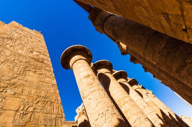 Büyük Hipostil salon ve Karnak tapınakları bulutlara. Luksor, Mısır