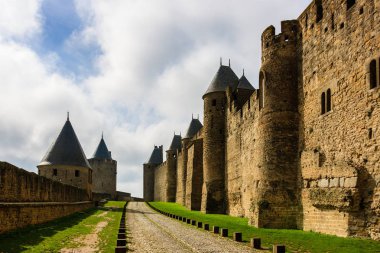 Carcassonne Fransız Carcassonne Şehir içinde bulunan müstahkem bir ortaçağ kalesi olduğunu.