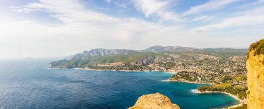 Bay Cassis, panoramik manzaralı Cassis şehir, Provence, Fransa.