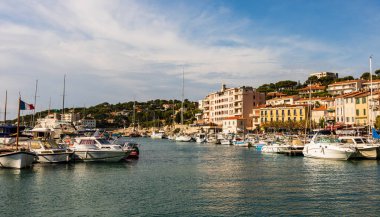 Bağlantı noktası Cassis şehir, Provence, Fransa Promenade Cassis, Fransa - 2019.Colorful geleneksel evler.