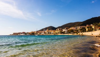 Ajaccio eski şehir merkezi kıyı cityscape palmiye ağaçları ve tipik eski evleri, Corsica, Fransa, Akdeniz ile.