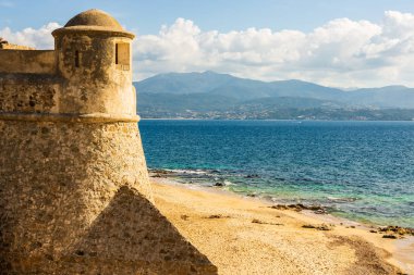 Fransa Kalesi Miollis Kulesi ve denizin Corsica adada Ajaccio'deki görüntüleyin.