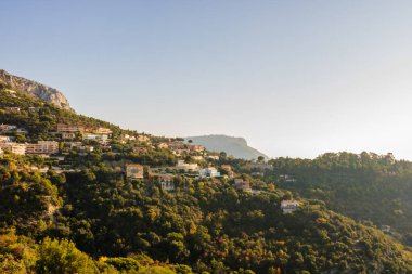 Eze Köyü, ağaçlar ve dağlar, eski evleri ve yollar bir Fransız Rivierası'nın görüntüleyin. Eze, Fransa.