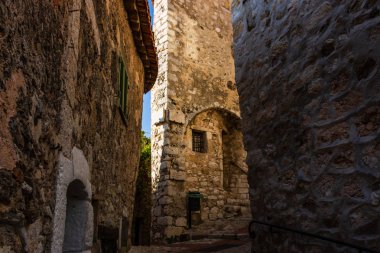 Dar sokak ve Eze village Fransa eski taş evleri.