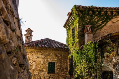 Eze Village pitoresk Ortaçağ kenti eski binalar