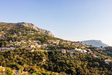 Eze Köyü, ağaçlar ve dağlar, eski evleri ve yollar bir Fransız Rivierası'nın görüntüleyin. Eze, Fransa.