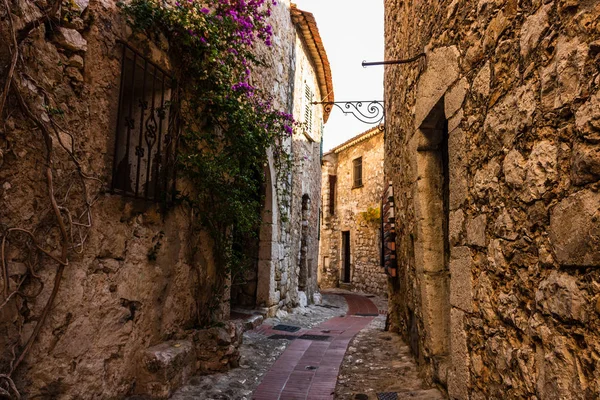 法国泽村狭窄的小巷和古老的石屋 — 图库照片