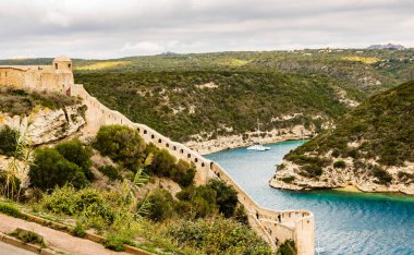 Sol manzara Bonifacio liman ve Kalesi ile. Korsika Adası, Fransa