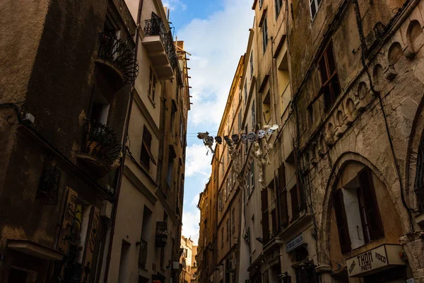 科西嘉博尼法西奥老城风景如画 狭窄的街道 — 图库照片