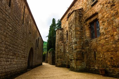 Fransa Fontfroide Abbey Manastırı. Tuğla duvarlı boş sokak.