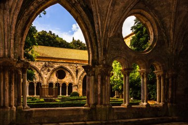 Carcassonne, Fransa - 2019. Fontfroide Abbey manastırda France.Gothic duvarlar ve kemerler.