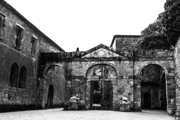 Carcassonne, Fransa - 2019. Fontfroide Abbey manastırda France.Gothic duvarlar ve kemerler.