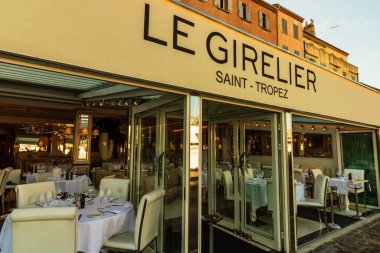 St. Tropez, Fransa - 2019. Restoran tablo ayarı. Boş Restoran St Tropez Limanı.