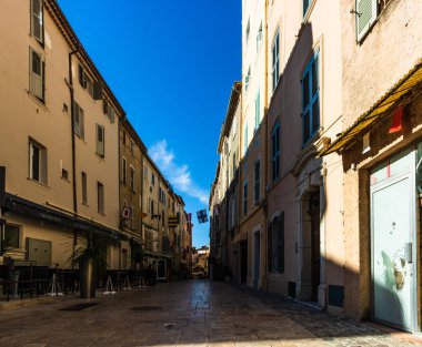 St. Tropez, Fransa - 2019. Bir sokak içinde bir tipik şehir, St. Tropez, Fransız Rivierası.