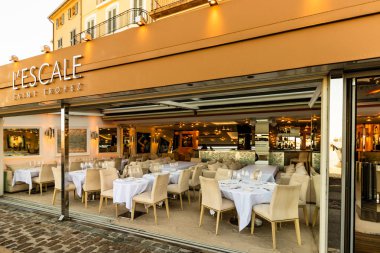 St. Tropez, Fransa - 2019. Restoran tablo ayarı. Boş Restoran St Tropez Limanı.