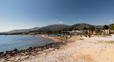 Girit Adası, Yunanistan Georgioupolis ünlü plaj köyde Panoraması.