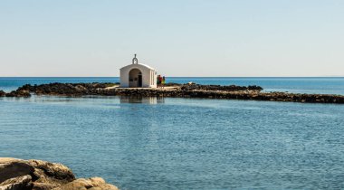 Beyaz düğün şapel dışarı içinde belgili tanımlık deniz Georgioupoli köyü Girit Adası, Yunanistan.