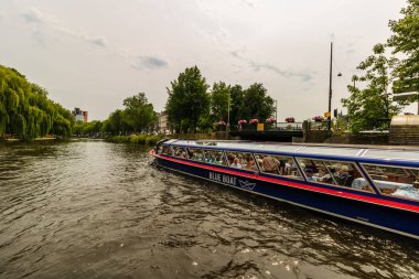 Amsterdam, Hollanda - 2019. Amsterdam, Hollanda kanallar bulutlu yaz gün.