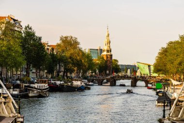 Amsterdam, Hollanda - 2019. Amsterdam, Hollanda kanallar bulutlu yaz gün.