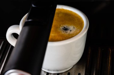 Kahve makinesinden dökülen espresso yakın plan..