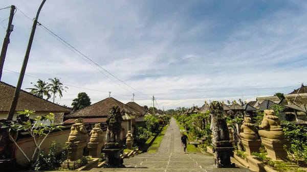 巴厘岛传统村庄彭利普兰的街景 — 图库照片