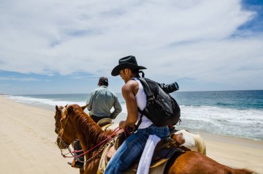 Cabo San Lucas, Meksika - 2019. Cabo san Lucas, Baja California'genç adam binicilik.