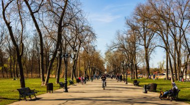 Bükreş, Romanya 2019. Mogosoaia genel parkta yürüyüşe bir güneşli bahar gününde insanlar.